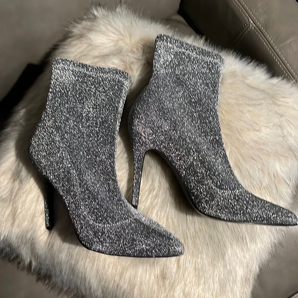 Charles David Silver Booties!  Size 9, Shiny Fabric Material 4 1/2“ heels SEXY! - Picture 1 of 6